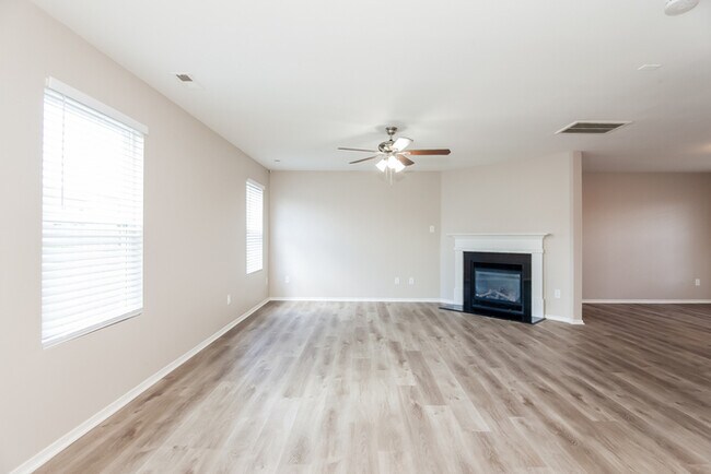 Foto del edificio - Spacious 4-Bedroom Charlotte Home with 2-Car Garage