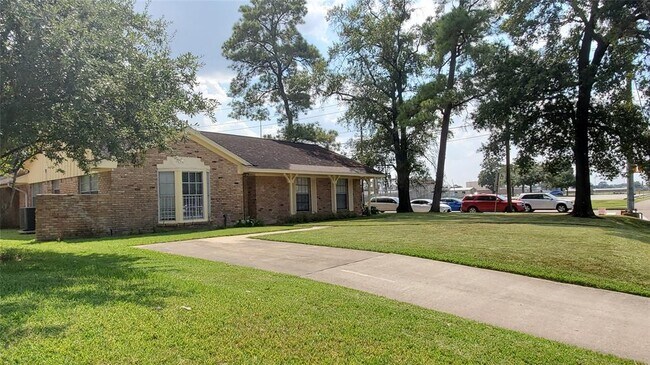 Building Photo - 13902 Woodforest Blvd