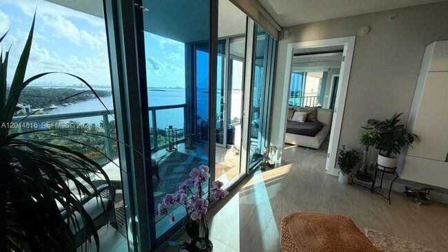 Foto del edificio - 601 NE 36th St