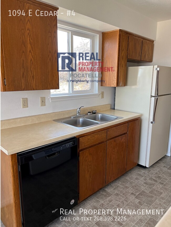 Building Photo - 2 Bedroom 1 bath Apartment - Pet Friendly
