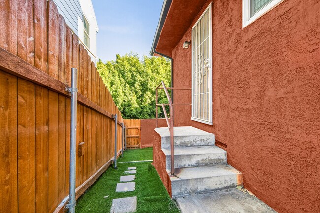 Foto del edificio - 1319 S Mansfield Ave