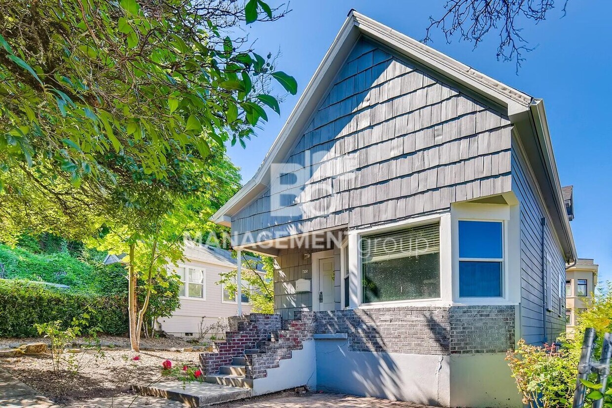 Foto principal - LOCATION, LOCATION, LOCATION! Spacious S P...