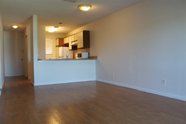 Building Photo - 650 W Pope Rd