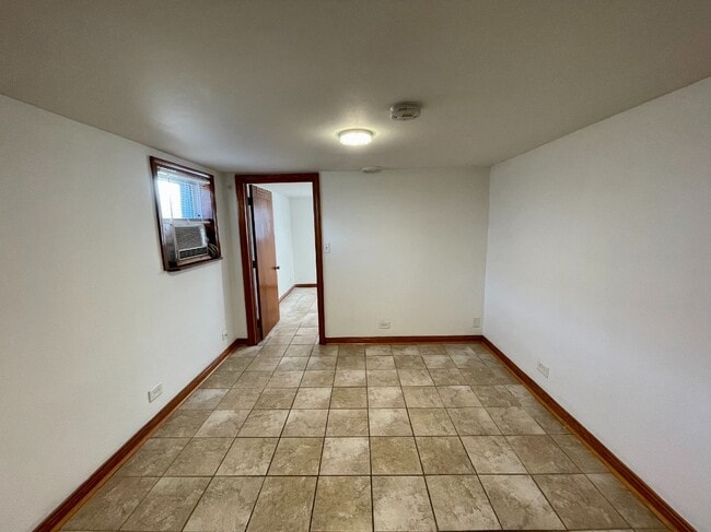 Building Photo - Affordable 1BR/1BA in Schiller Park!