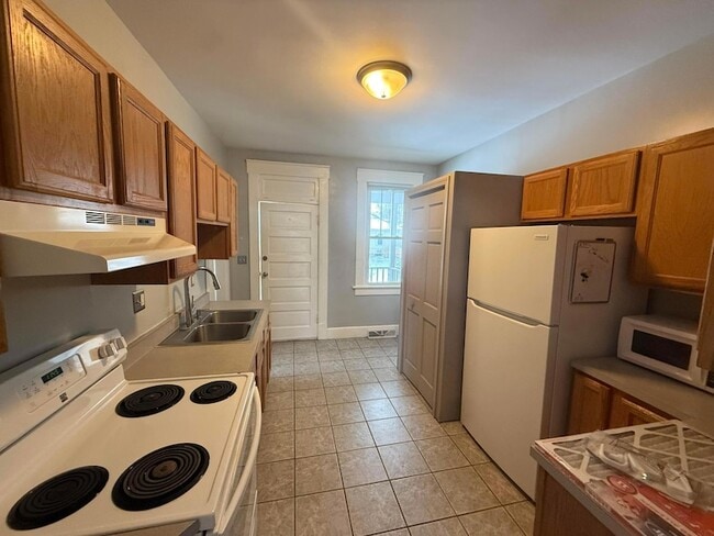 Building Photo - 601 E 5th Ave