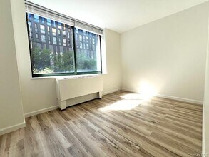Building Photo - 275 Greenwich St