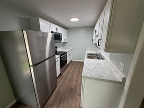 Building Photo - 549 River St