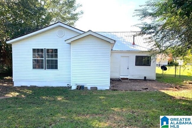 Building Photo - 425 Oak St