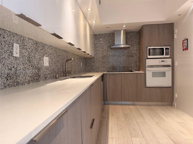 Building Photo - 4001 S Ocean Dr