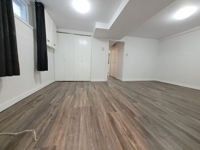 Building Photo - 343 Dufferin St