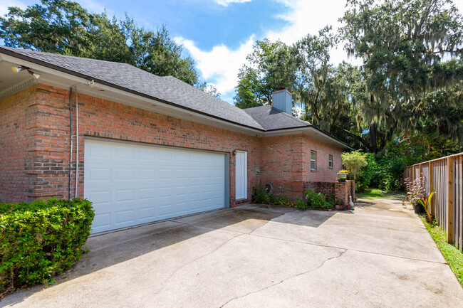 garage - 2720 Beauclerc Rd