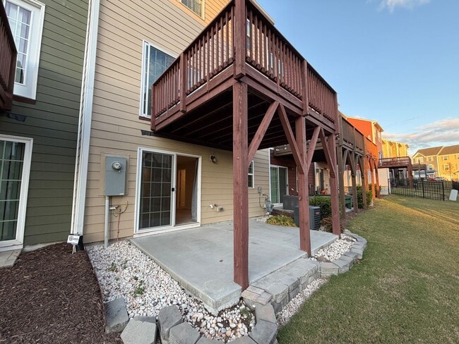 Building Photo - Like-New 4 Bedroom Townhouse