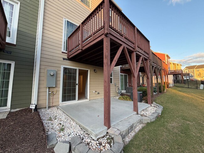 Foto del edificio - Like-New 4 Bedroom Townhouse