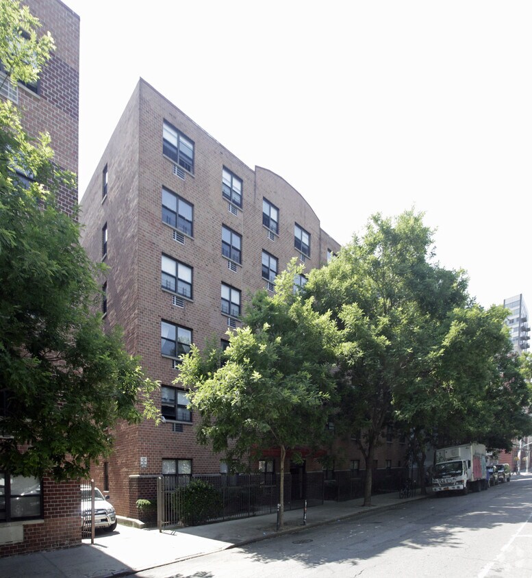 Building Photo - The Harriet and Jeanette Weinberg Residence