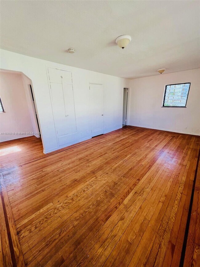 Foto del edificio - 2830 Pine Tree Dr