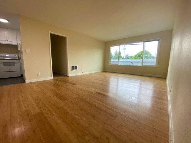 Building Photo - Spacious Top Floor One Bedroom with Great Natural Light in Mt Tabor/Montivilla!- PETS WELCOME! Of...
