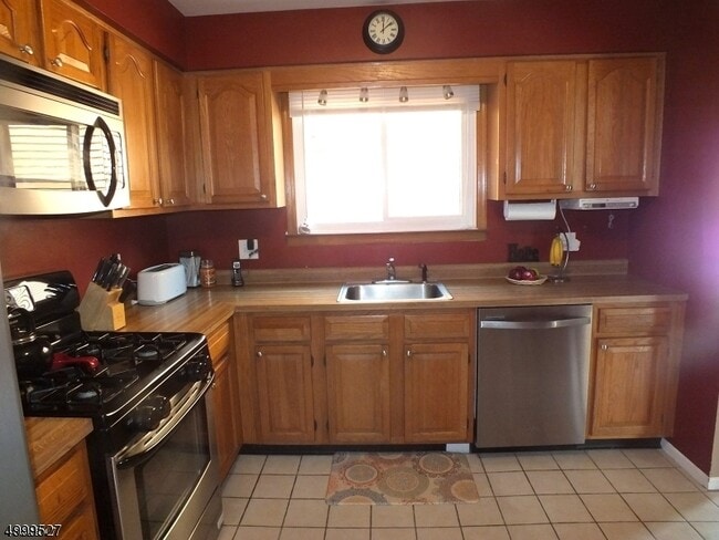 Building Photo - 14 Fox Hunt Dr