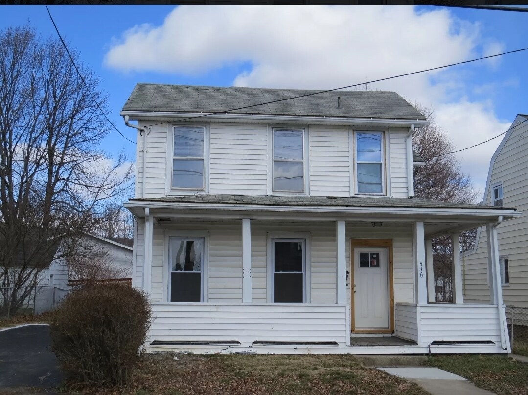 Primary Photo - 916 Magee St