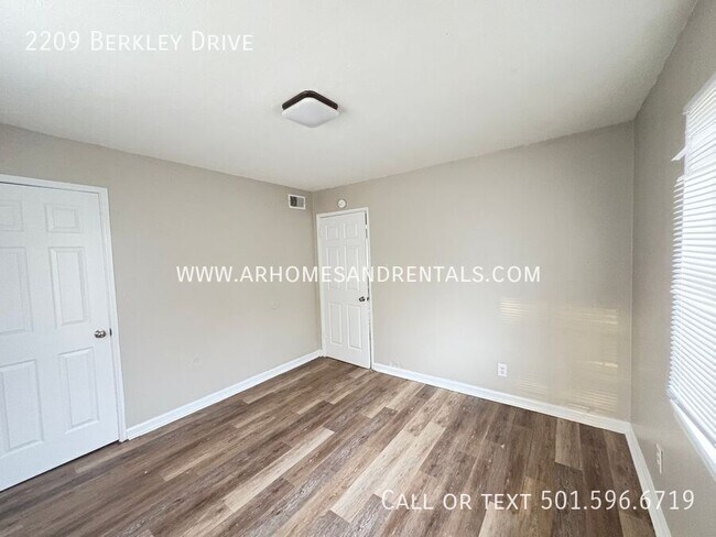 Foto del edificio - 2209 N Berkley Dr