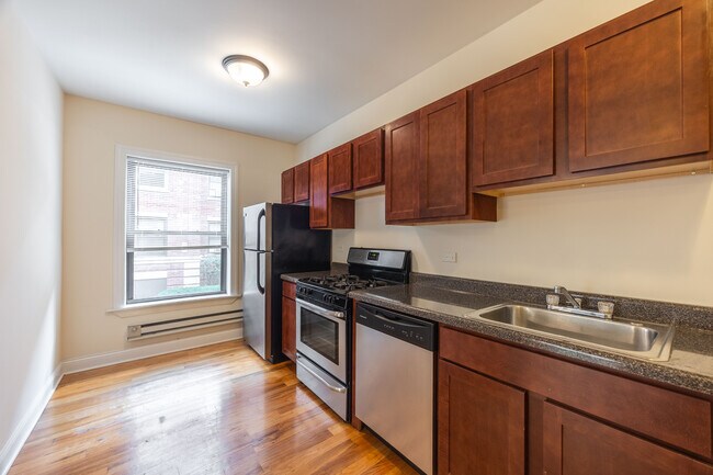 Building Photo - 951 W Cornelia Ave
