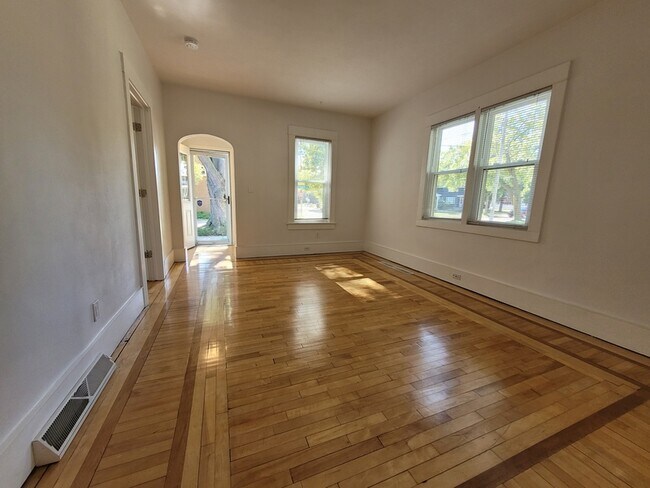 Building Photo - 932 W 8th St