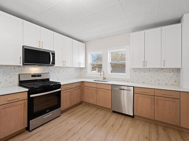 Foto del edificio - Spacious 5-Bedroom Rental with Backyard & Basement in Millville