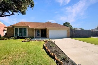 Building Photo - 8017 Spinnaker Cove