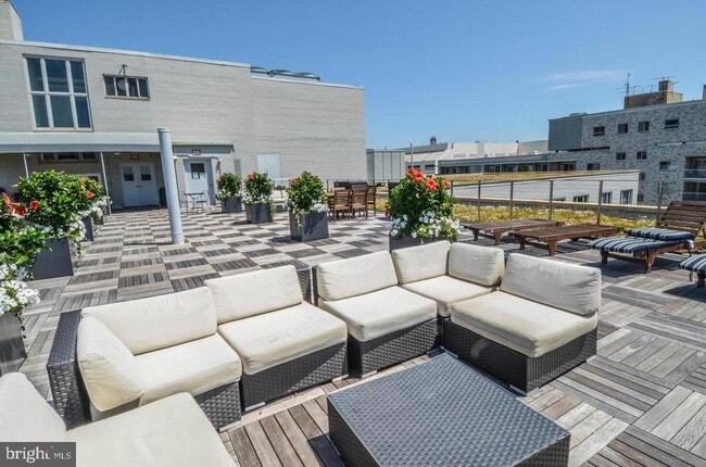 Foto del edificio - 2475 Virginia Ave NW