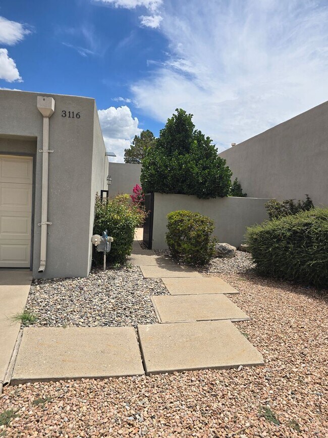 Building Photo - 2 bedroom, 2 bath in NE