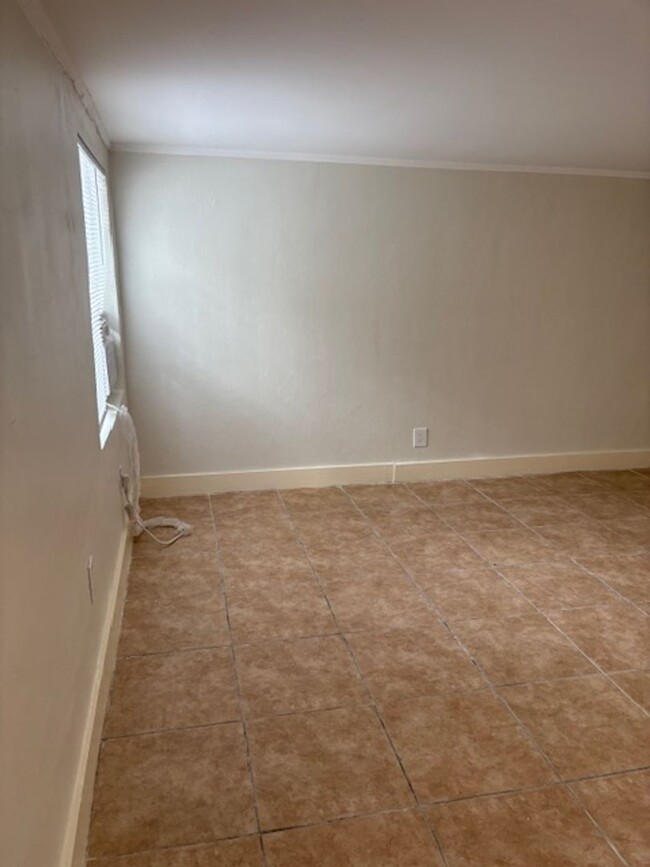 Building Photo - 1420 Marguerite Ave