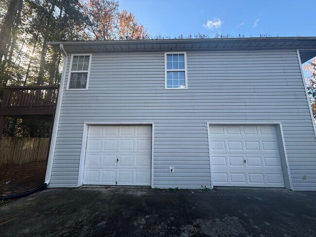 Building Photo - 3 Bed 3 Bath Garage Apartment Home