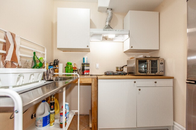 Building Photo - Bright, Beatutiful & Look Out Basement Apt.