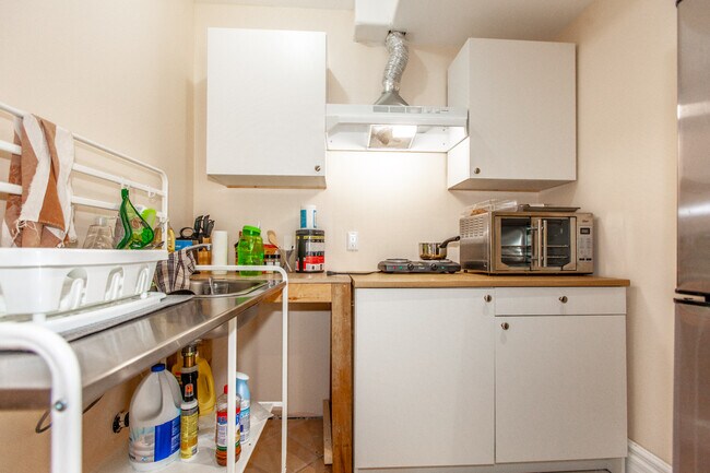 Photo du bâtiment - Bright, Beatutiful & Look Out Basement Apt.