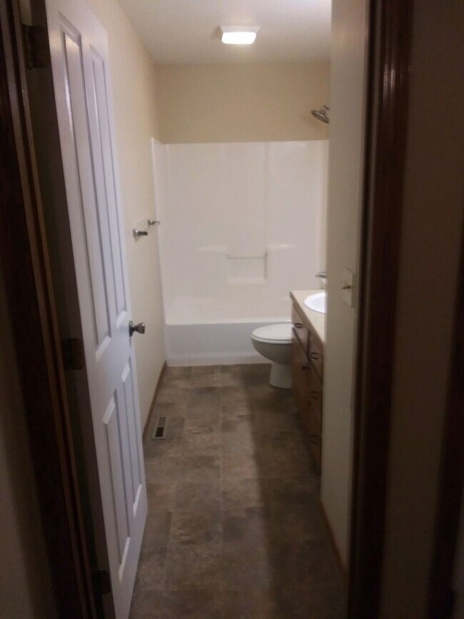 Building Photo - 3 Bedroom, 2 bath duplex.