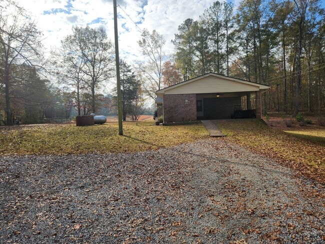 Building Photo - 3 Bedroom 2 Bath home in Newnan, GA Large Wooded Lot - Rural Setting