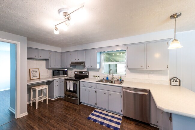 Kitchen - 477 Tara Ln
