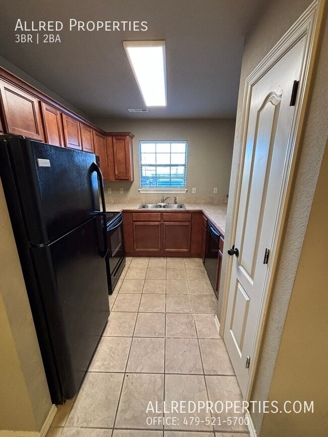 Building Photo - 1712 N Chestnut Ave