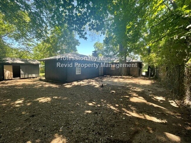 Foto del edificio - Large 4 bedroom 1.5 bath Home