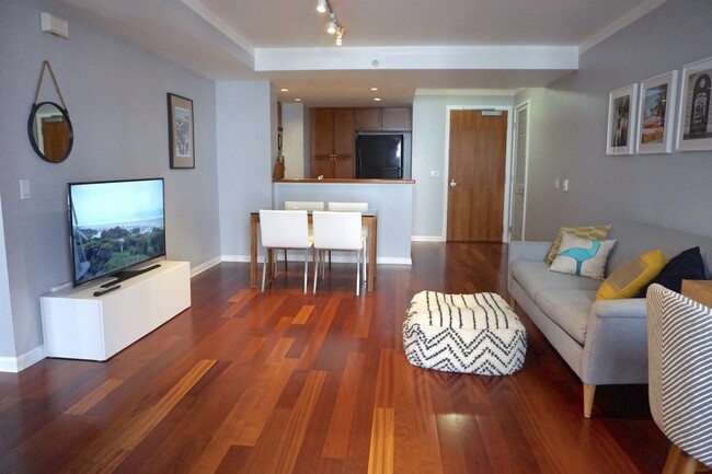 Open floor plan, main living room area - 400 Beale St