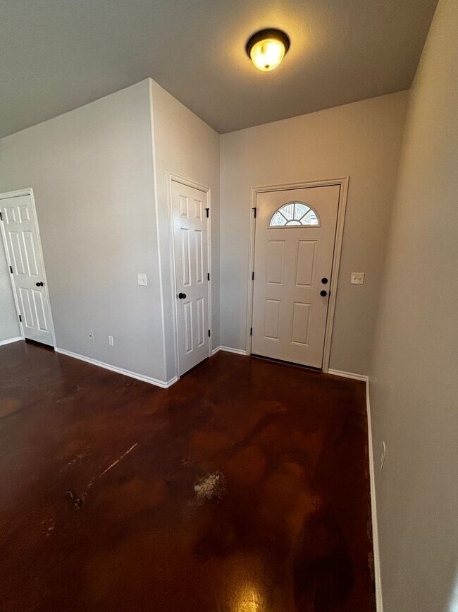 Foto del edificio - Move in Special!! 3BR 2BA duplex with 2 ca...