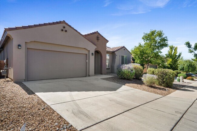 Foto del edificio - Recent Construction Fully Furnished 4 Bedroom Home Available Near Golf Course Rd & Southern Blvd!