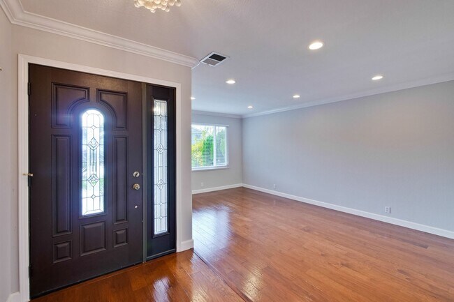 Building Photo - Warm and Inviting 3 bedroom, 2 Bath Home
