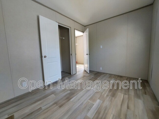 Foto del edificio - 7534 US-60