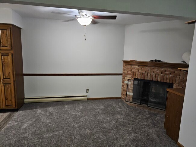 Building Photo - 1224 E Decorah Rd