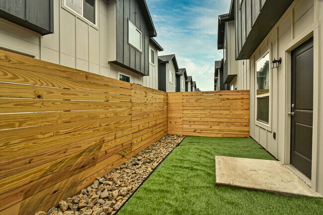 Building Photo - Luxury 3 Bed 2.5 Bath Townhome!