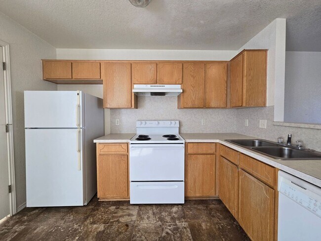 Building Photo - $250 OFF YOUR FIRST FULL MONTH'S RENT! - AVAILABLE NOW!