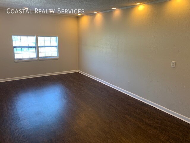 Building Photo - 708 Meadow Ct