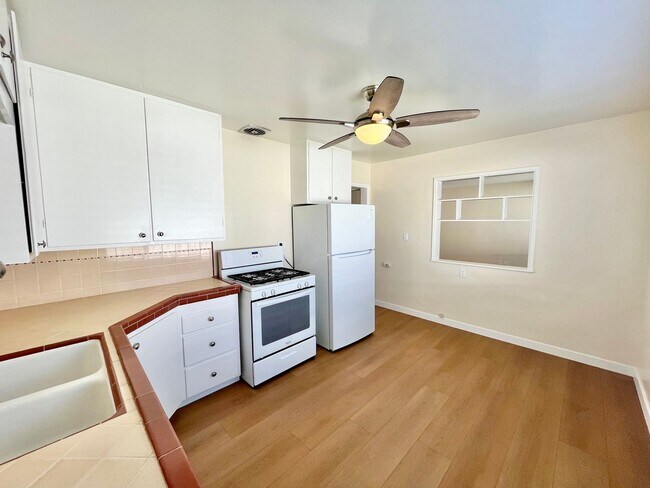 Foto del edificio - 4345 Central Ave