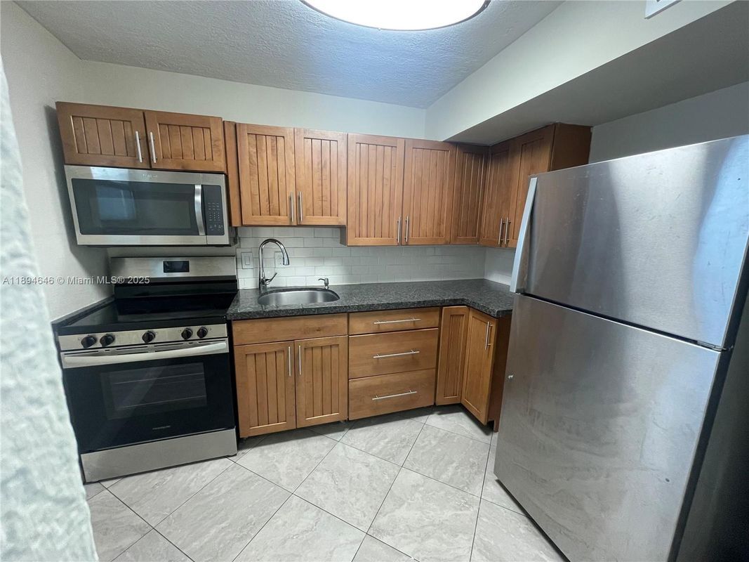 Foto del edificio - 4255 N University Dr