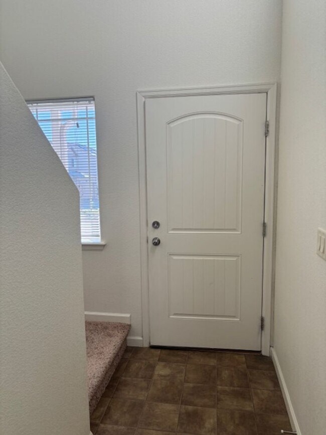 Building Photo - Fantastic 3 bedroom Townhouse located in S...